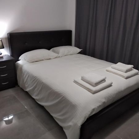 Cozy Place In The Heart Of Harbor Appartamento Paphos Esterno foto