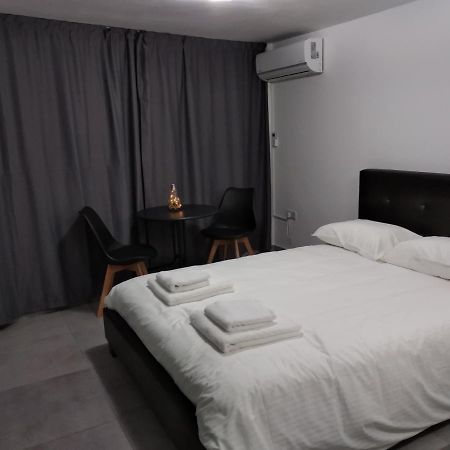 Cozy Place In The Heart Of Harbor Appartamento Paphos Esterno foto