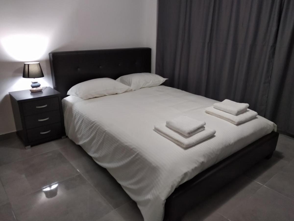 Cozy Place In The Heart Of Harbor Appartamento Paphos Esterno foto
