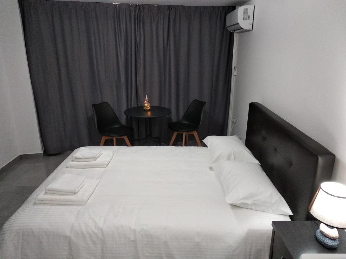Cozy Place In The Heart Of Harbor Appartamento Paphos Esterno foto