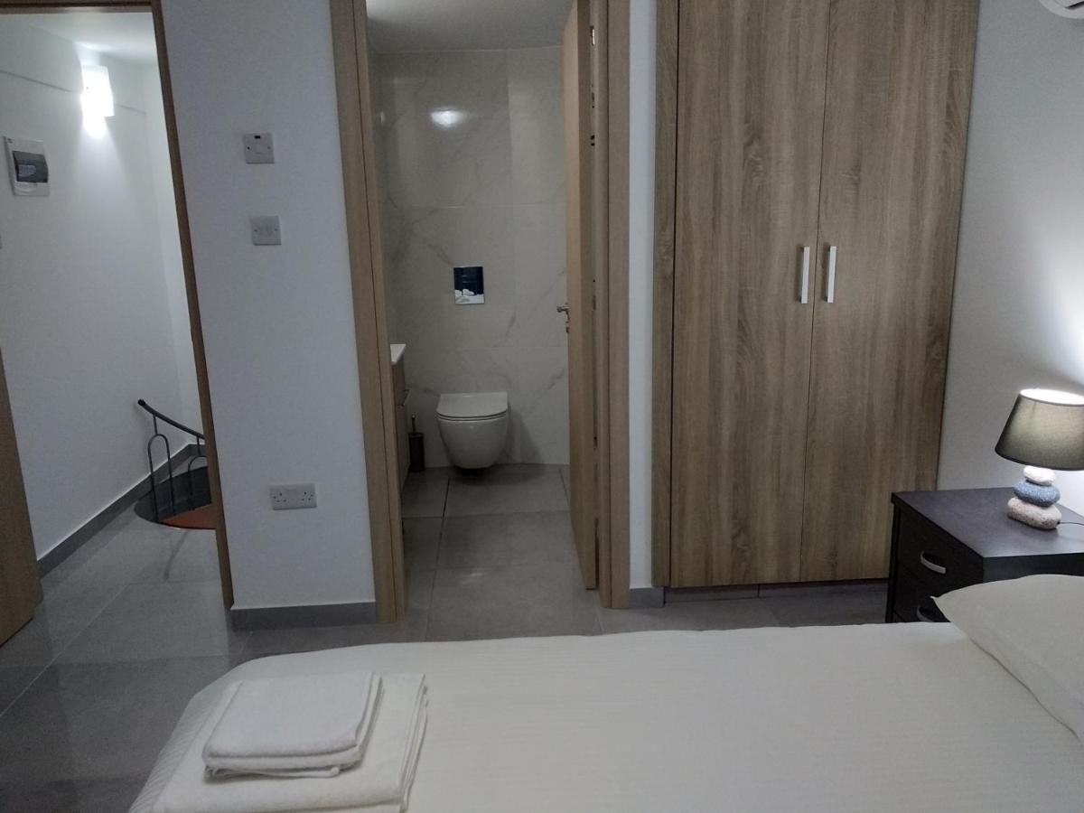 Cozy Place In The Heart Of Harbor Appartamento Paphos Esterno foto