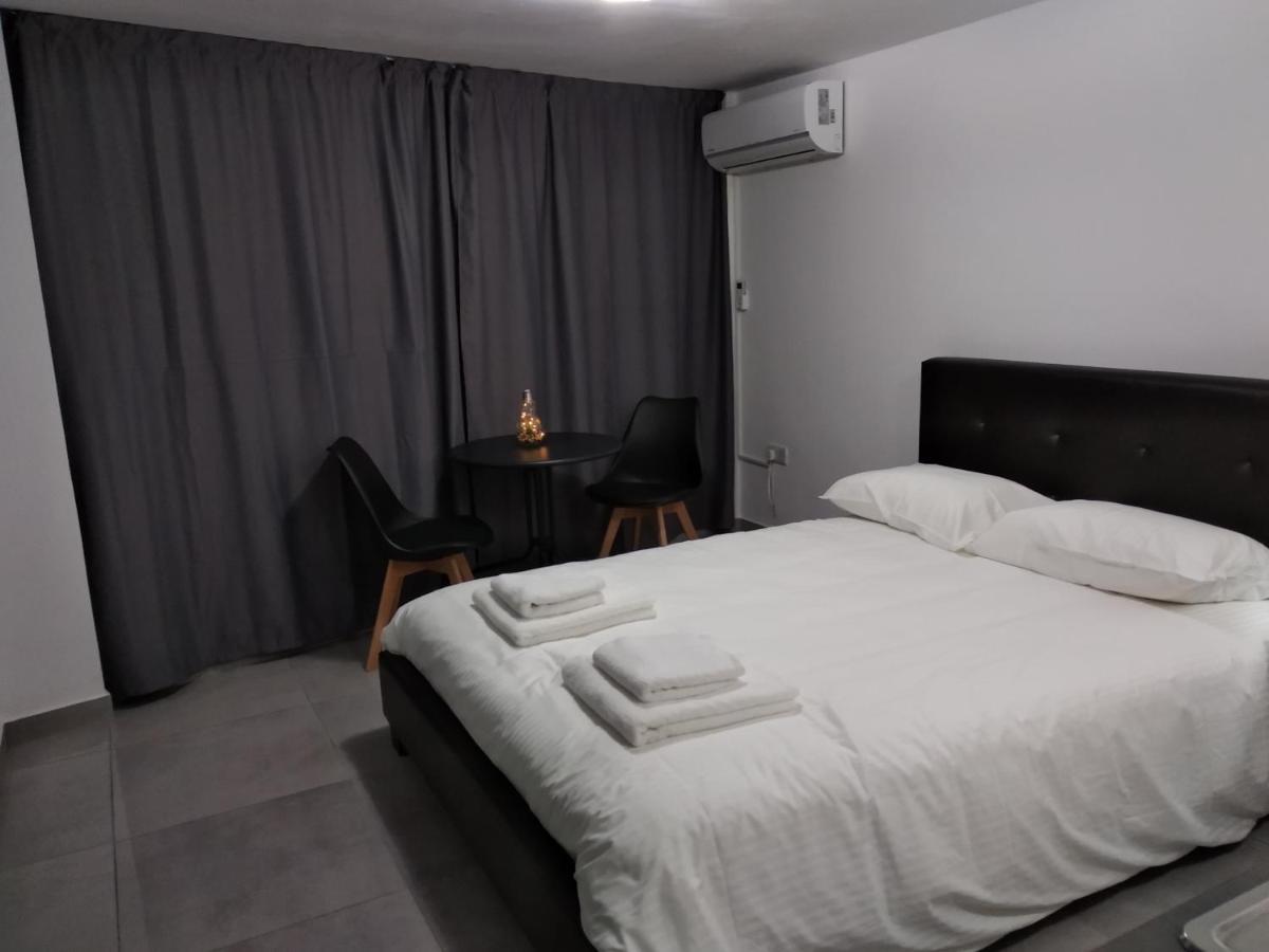 Cozy Place In The Heart Of Harbor Appartamento Paphos Esterno foto