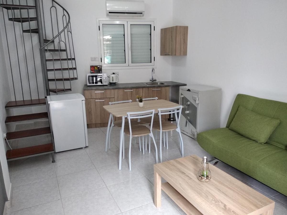 Cozy Place In The Heart Of Harbor Appartamento Paphos Esterno foto